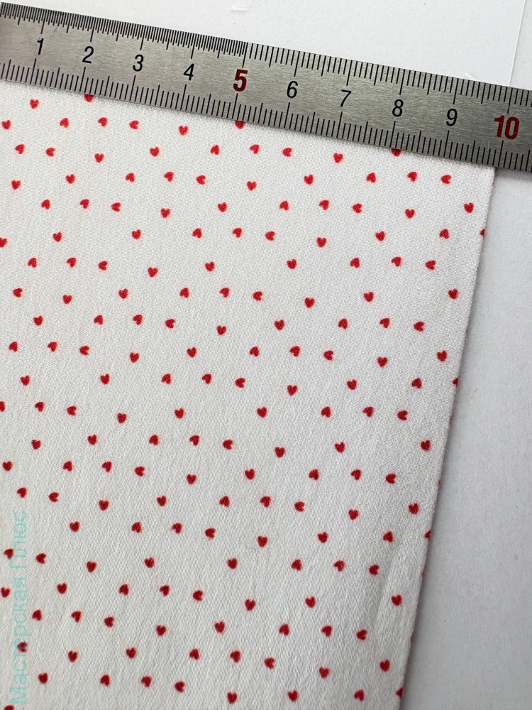 Сердечки красные на белом