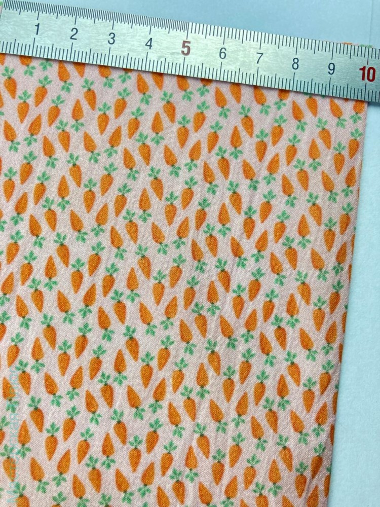 Морковка на розовом